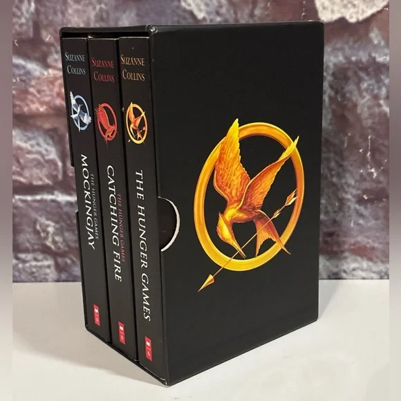 The Hunger Games Trilogy by Suzanne Collins Paperback Box Set Of 3 Novels - Picture 1 of 16